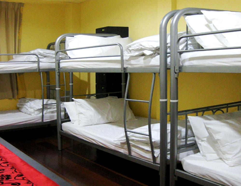 Beds Guesthouse Hostel Кучинг Номер фото